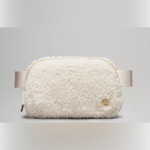 Lululemon everywhere belt bag
1L fleece